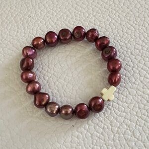 NWOT Freshwater Purple/Red Pearl Stretchy Bracelet with White Cross Charm